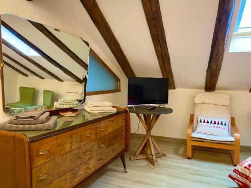 Μια τηλεόραση ή/και κέντρο ψυχαγωγίας στο La maison d'Odette - CIR 0063