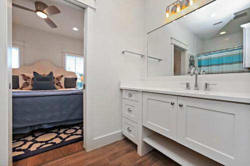 un bagno con lavandino e specchio di Peek A Boo View a Inlet Beach