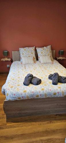 un lit avec deux oreillers dessus dans l'établissement Maisonnette cosy avec extérieur, à Mer