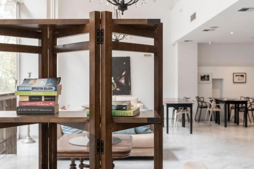 stos książek siedzących na stole w pokoju w obiekcie Art Suites Athens w Atenach