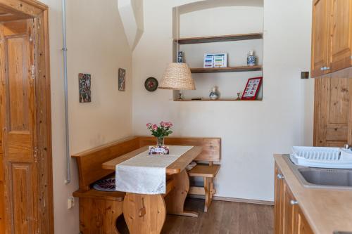 uma cozinha com uma pequena mesa e um lavatório em Fabini Apartments em Mediaş