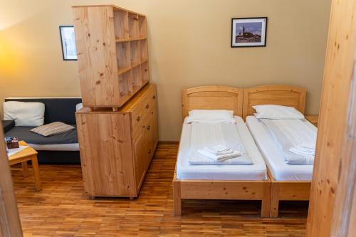 メディアシュにあるFabini Apartmentsの二段ベッド2台とソファが備わる客室です。