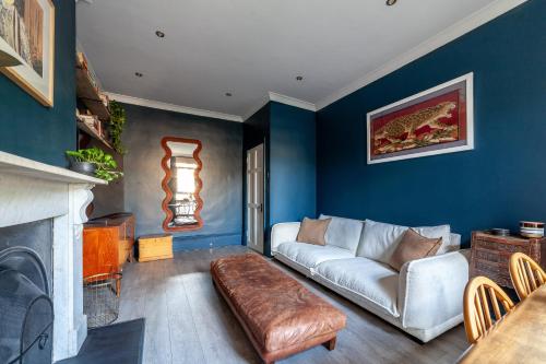 Posezení v ubytování Arte Stays - 2 Bed Luxurious Flat, Garden, 5min Dalston st., Parking Available, Serviced Accommodation - up to 5 ppl