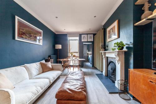 sala de estar con sofá y chimenea en Arte Stays - 2 Bed Luxurious Flat, Garden, 5min Dalston st., Parking Available, Serviced Accommodation - up to 5 ppl en Londres
