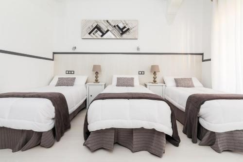 Postel nebo postele na pokoji v ubytování Gran Via 63 Rooms
