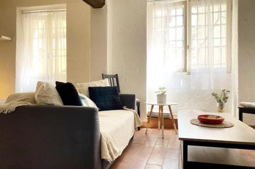un salon avec un canapé et une table dans l'établissement Studio - Vieille ville - 7mn Plage - 2mn Restaurant Musée Commerce, à Antibes