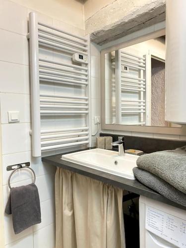 une salle de bain avec un lavabo et un miroir dans l'établissement Studio - Vieille ville - 7mn Plage - 2mn Restaurant Musée Commerce, à Antibes