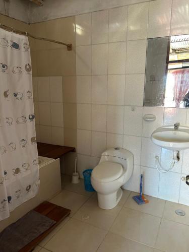 ein Bad mit einem WC und einem Waschbecken in der Unterkunft LA CASA DE YOLA in Máncora
