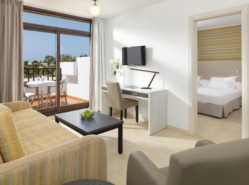 Ліжко або ліжка в номері H10 Suites Lanzarote Gardens