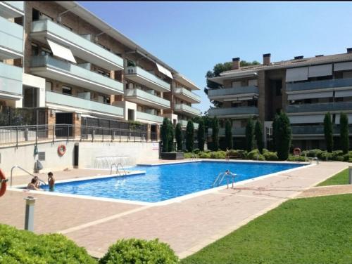 uma grande piscina em frente a um edifício em Habitacion con Piscina y Sauna em Sant Cugat del Vallès