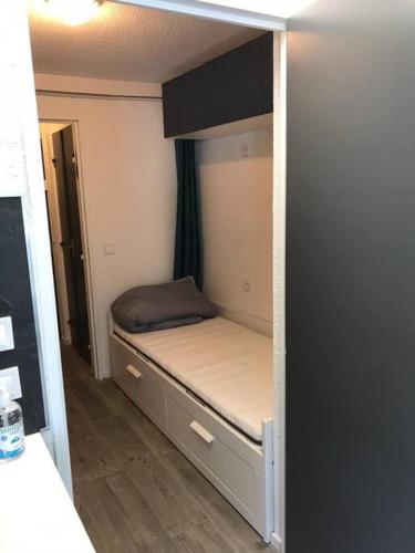 - une petite chambre avec des lits superposés dans l'établissement LES DEUX ALPES, appartement vue imprenable, à Les Deux Alpes