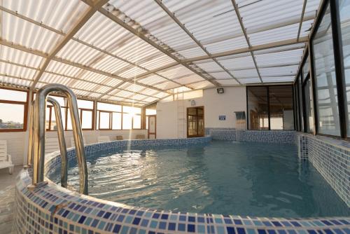 una grande piscina con tetto di La Estacion Gran Hotel a Pacasmayo