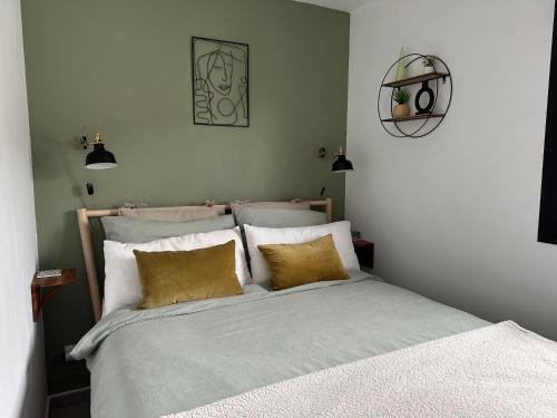 Postel nebo postele na pokoji v ubytování Modern 2 bed apartment, private roof terrace with jacuzzi - Competa Centre - Casa de La Plaza