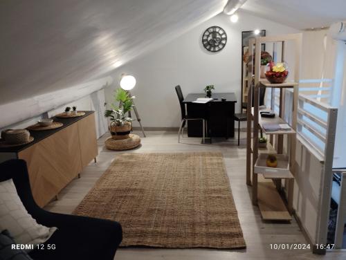 un salon avec un escalier et une table dans l'établissement Un nid sur les toits avec terrasse, à Apt