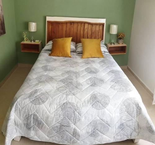1 cama grande en un dormitorio con 2 mesitas de noche en Paradise Ecologic, en Atlacholoaya
