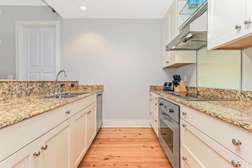 Dapur atau dapur kecil di Compass Point 1, Unit 204