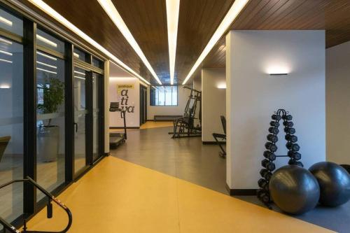 Fitnesscentret og/eller fitnessfaciliteterne på Apartamento ensolarado em condomínio clube