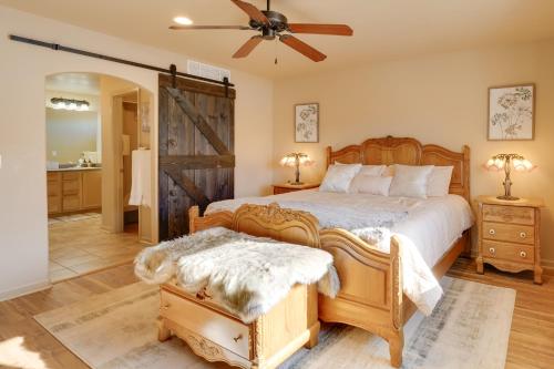 Katil atau katil-katil dalam bilik di Pueblo Five Star Pikes Peak View Home with Hot Tub