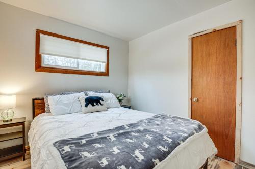 Un dormitorio con una cama grande y una ventana en Tomahawk Cottage on Somo River Less Than 1 Mi to Lake! en Tomahawk