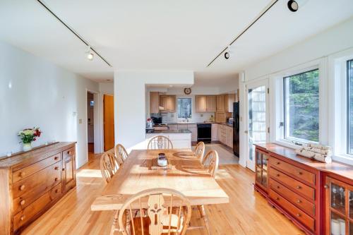 Η κουζίνα ή μικρή κουζίνα στο Great Barrington Lakeside Getaway with Kayak and Grill