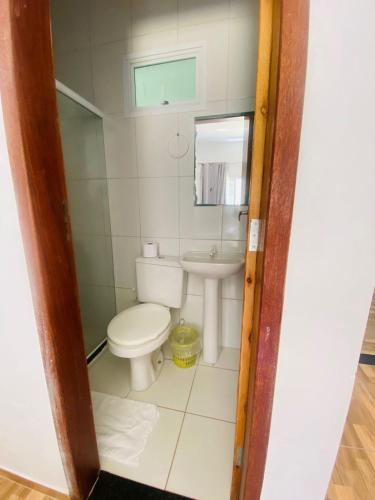 un piccolo bagno con servizi igienici e lavandino di Pousada Sol & Mar a Serra