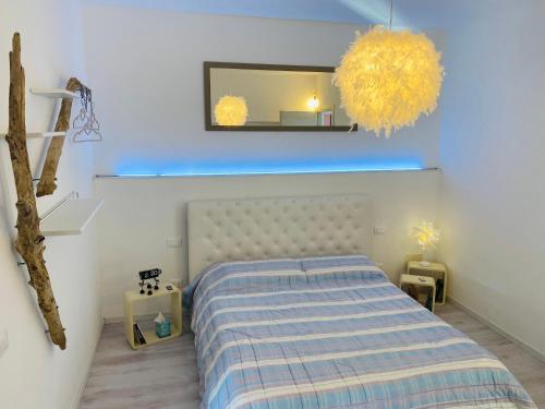 een slaapkamer met een bed en een spiegel aan de muur bij Montecatini Sunrise in Montecatini Terme