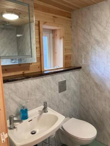 Ένα μπάνιο στο Ty Taf- 2 Bed Cottage with Easy Transport Links to Cardiff