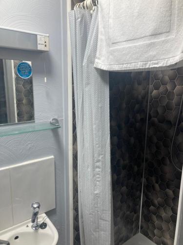 Bilik mandi di Abingdon Lodge Hotel