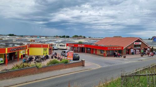 una vista sul tetto di una città con edifici e una strada di Sam's Caravan Hire Coastfield Holiday Village Ingoldmells a Ingoldmells