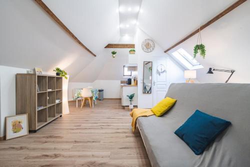 een woonkamer met een bed en een eetkamer bij Plancy Beds St-Quentin in Saint-Quentin