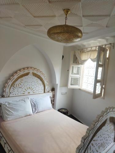 1 dormitorio con 1 cama blanca grande y techo en Riad Marrakeshkesh en Marrakech