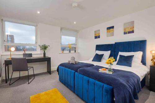 Tempat tidur dalam kamar di 3 Beds - Perfect for Family & Work Relocations