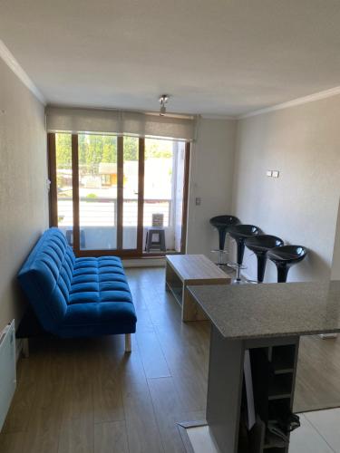 een woonkamer met een blauwe bank en stoelen bij Departamento en San Pedro de la Paz. in San Pedro de la Paz