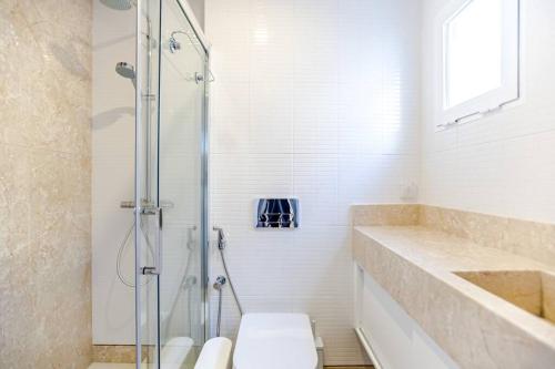 uma casa de banho com um chuveiro, um WC e um lavatório. em Historic Town Cascais Modern Apartment em Cascais