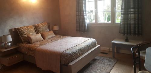 une chambre avec un lit et une fenêtre dans l'établissement Chambre d hotes, à Montlignon
