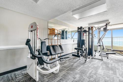 einen Fitnessraum mit zwei Laufbändern und zwei Laufbändern in der Unterkunft Camelot by the Sea - Oceana Resorts Vacation Rentals in Myrtle Beach