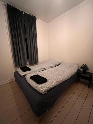 ein Schlafzimmer mit einem Bett mit zwei Kissen darauf in der Unterkunft Rom midt i Oslo sentrum- gå avstand til det meste in Oslo