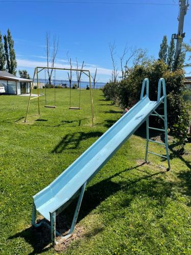 uno scivolo blu in un parco con parco giochi di Cabañas Vista Hermosa, Mantilhue a Mantilhue