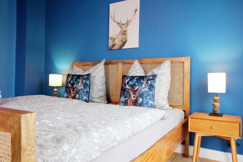 a bedroom with a bed with blue walls at SECRET HIDEAWAYS Wood Lodge mit Kinderzimmer Messe l City l Flughafen l Hbf in Duisburg