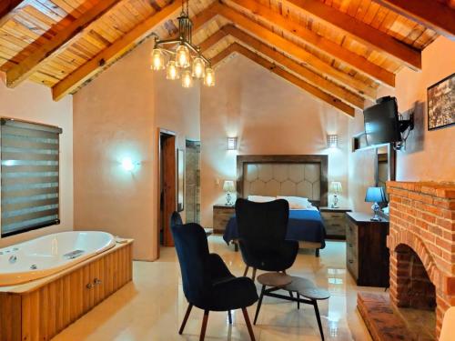 1 dormitorio con 1 cama y bañera y 1 habitación en Cabaña para 2 Giuseppe en Bosque., en Mazamitla