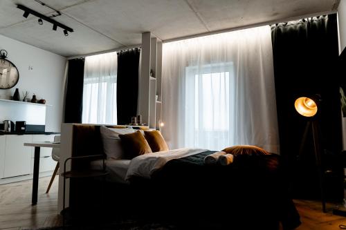 Postel nebo postele na pokoji v ubytování Hop & Lulu Delux Apartments