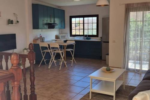 cocina y sala de estar con armarios azules en La Casita de Ari, en La Frontera