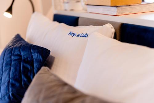 Postel nebo postele na pokoji v ubytování Hop & Lulu Delux Apartments