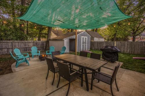 Αίθριο ή υπαίθριος χώρος στο ATLAS - Whole House - 5BR 2BA - Hot Tub - Game Rooms - Theater - Fenced Backyard