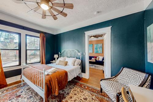 um quarto com uma cama e uma parede azul em Brickstone Bohemian, Unit B em Decatur