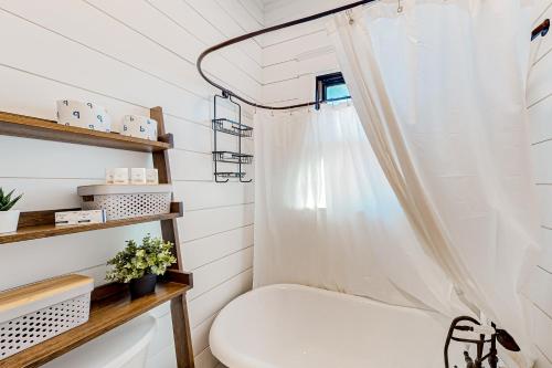 uma pequena casa de banho com uma cortina de chuveiro branca em Brickstone Bohemian, Unit B em Decatur