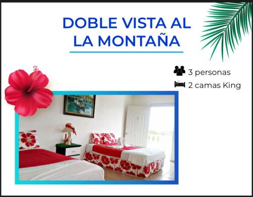 1 dormitorio con 2 camas y una flor roja en la pared en Villa Alfonsina, en Santiago de los Caballeros