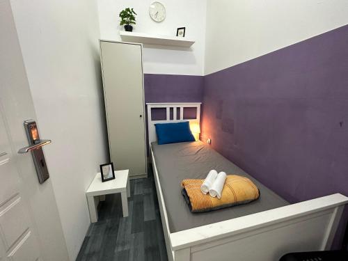 Postel nebo postele na pokoji v ubytování Restful Partition Room Near Mashreq Metro