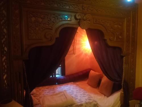 Postel nebo postele na pokoji v ubytování Riad Dar El Caid. Palais Siecke XIII