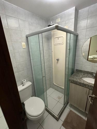 uma casa de banho com um WC e uma cabina de duche em vidro. em Apartamento 80 m2 com dois quartos - João Pessoa em João Pessoa